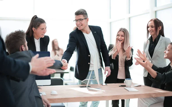 Business people shake hands over an office Desk. — ストック写真