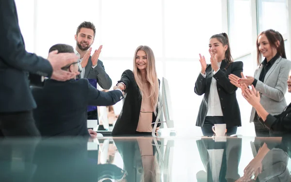 Бізнес команда підтримує бізнес-партнерів з оплесками — стокове фото