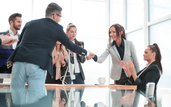 Equipo empresarial que apoya a los socios comerciales con aplausos — Foto de Stock