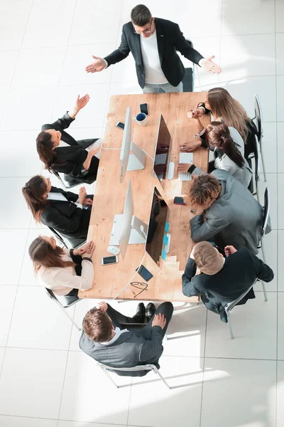 Widok z góry. zespół biznesowy klaskający na spotkaniu roboczym — Zdjęcie stockowe