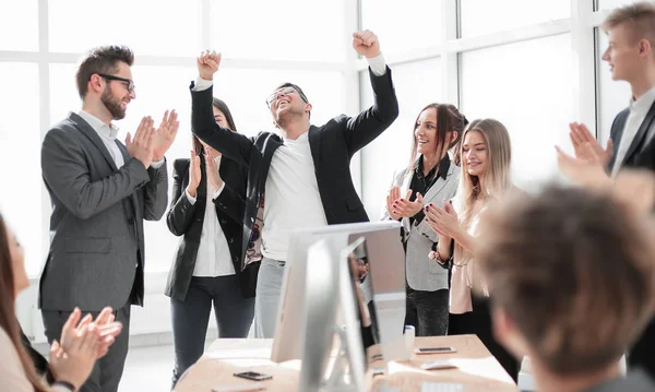 Boss and happy employees applaud standing in the office — ストック写真