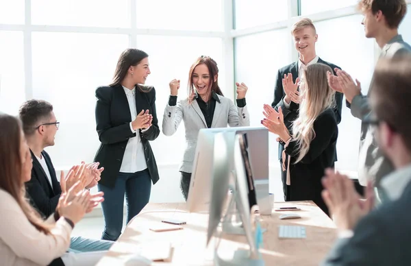 Χαρούμενη επιχειρηματική ομάδα χειροκροτεί στέκεται στο γραφείο . — Φωτογραφία Αρχείου