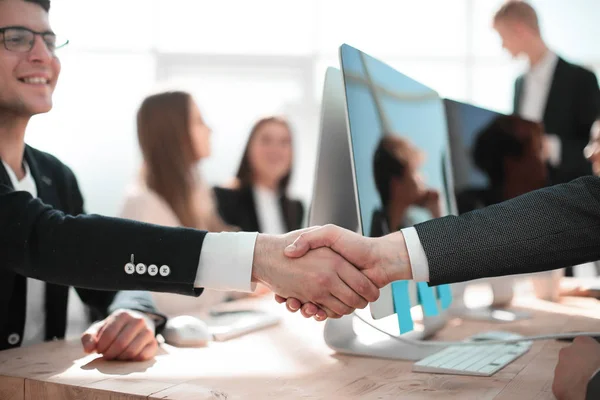 De cerca. gente de negocios estrechándose la mano entre sí. — Foto de Stock