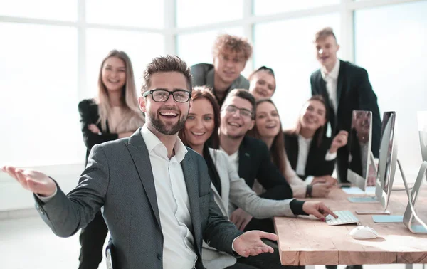 Giovane imprenditore e team aziendale sul posto di lavoro . — Foto Stock