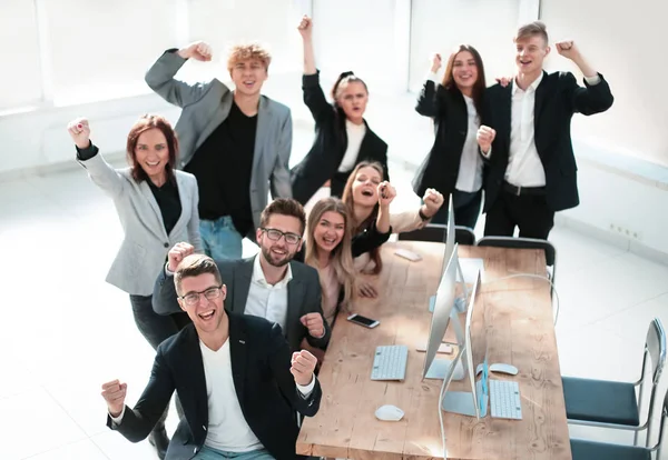 Bovenaanzicht. happy business team tonen hun succes — Stockfoto