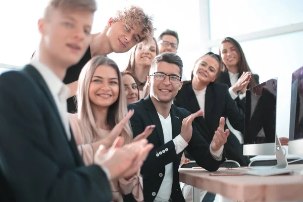 Portrét šťastného obchodního týmu na pracovišti. — Stock fotografie