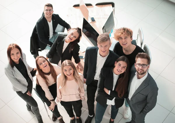 Vista superior. sorrindo jovem equipe de negócios olhando para a câmera — Fotografia de Stock