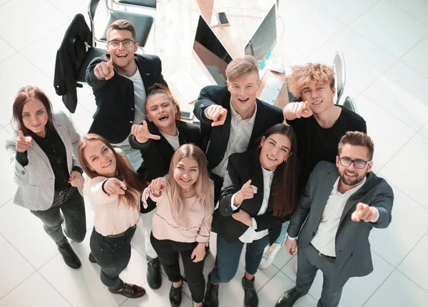 Ansicht von oben. Lächelndes junges Business-Team blickt in die Kamera — Stockfoto