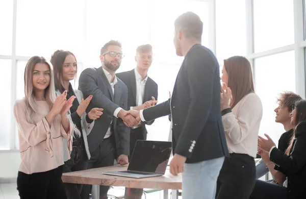 Zakenpartners schudden handen staan in het kantoor. — Stockfoto