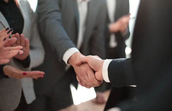 Sonriente hombre de negocios estrechando la mano con su socio de negocios. — Foto de Stock