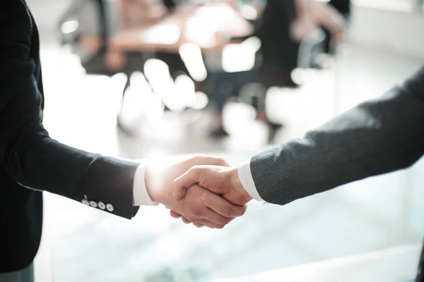 På nära håll. business handslag på kontor bakgrund. — Stockfoto