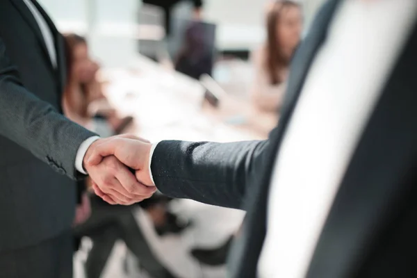Zblízka. business handshake na pozadí kanceláře. — Stock fotografie