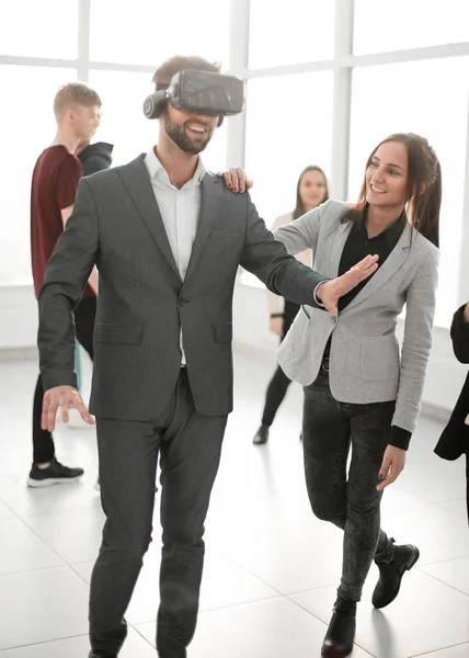Joven sonriente en un casco de realidad virtual . — Foto de Stock