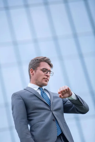 Homme d'affaires regardant montre-bracelet en plein air . — Photo