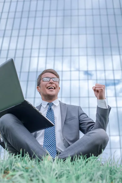 Homem de negócios feliz olhando para sua tela de laptop — Fotografia de Stock