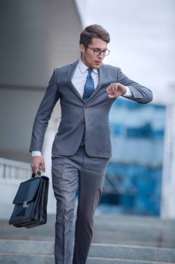 Bir iş adamı şehrin bir yerinde acelesi var.