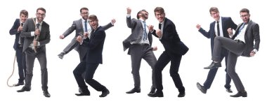 Gülümseyen iş adamı iş arkadaşının arkasında oturuyor.