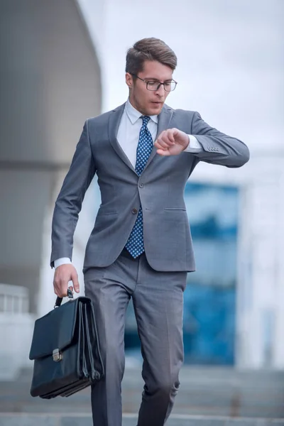 Homme d'affaires quelque part pressé dans une rue de la ville . — Photo