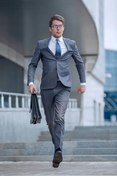 Homme d'affaires court rapidement dans une rue de la ville, étant en retard pour une réunion . — Photo
