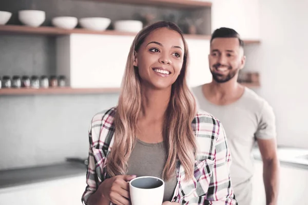 Feliz joven con taza de café — Foto de Stock