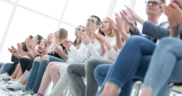 Фоновое изображение молодых людей, аплодирующих в конференц-зале — стоковое фото