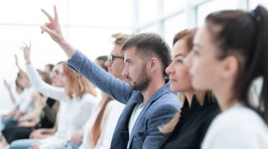 Kapat. Seminer katılımcıları konuşmacıya sorular soruyorlar.