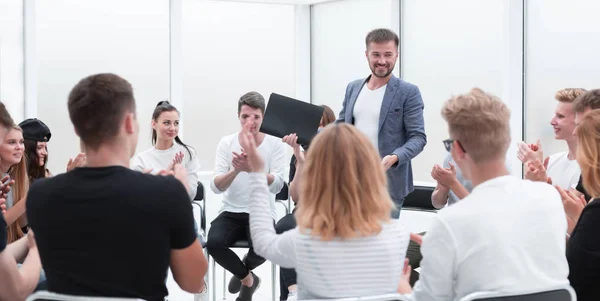 Orateur parlant de quelque chose lors d'un séminaire d'affaires — Photo