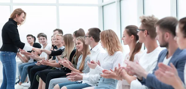 Apretón de manos de los jóvenes durante la formación empresarial. —  Fotos de Stock