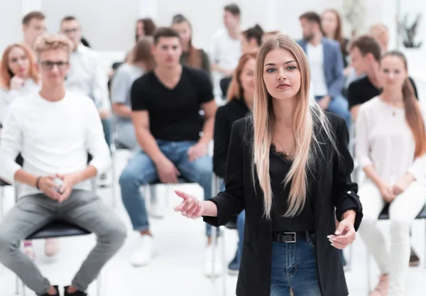 Conférencière debout devant le public dans la salle de conférence . — Photo