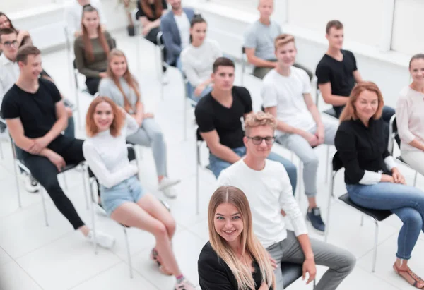 Ovanifrån. publik av ungdomar som sitter i konferensrummet. — Stockfoto