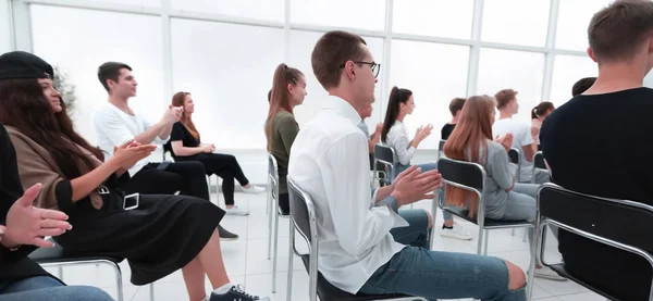 Vue arrière. les jeunes applaudissent lors du séminaire jeunesse. — Photo