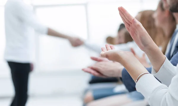 Immagine di sfondo di un team di giovani imprese applaudendo — Foto Stock