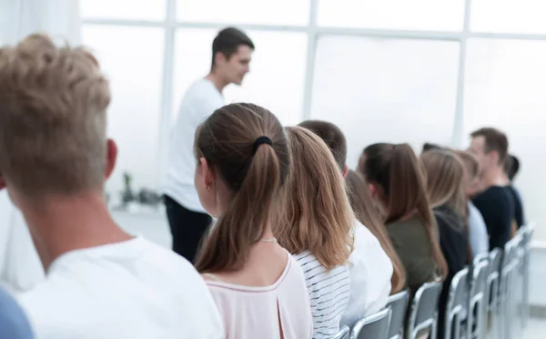 Poignée de main des jeunes pendant la formation en entreprise. — Photo