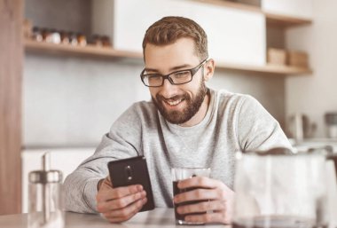Kapat. Kahvaltıda e-posta okuyan adam