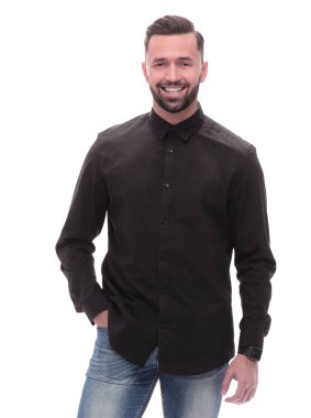 tam büyüme. kot pantolon ve siyah gömlek genç bir adam.