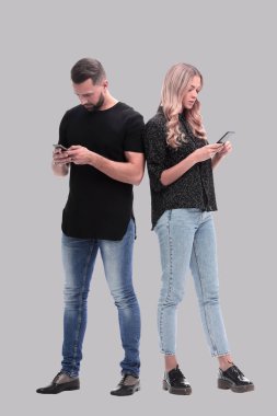 Sevgili genç çift akıllı telefonlarından e-posta okuyor.