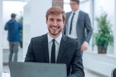 Kapat. Gülümseyen iş adamları masasında oturuyor.