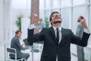 Ofis geçmişinde çok mutlu bir iş adamının portresi.