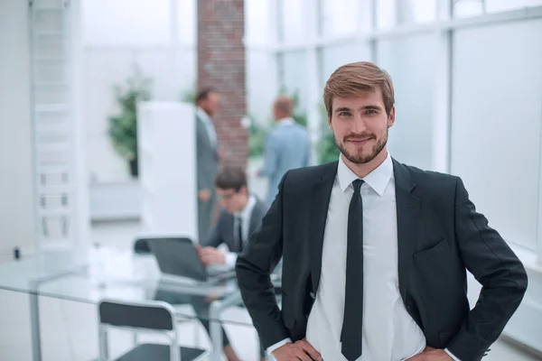 De près. homme d'affaires souriant debout dans son bureau . — Photo