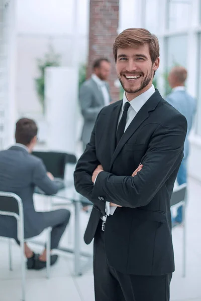 Confiante jovem empresário em pé no escritório — Fotografia de Stock
