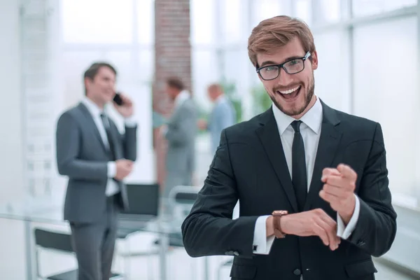 Zamknij się. szczęśliwy młody biznesmen dostosowując jego spinka do mankietu — Zdjęcie stockowe