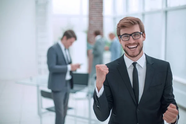 Κλείσε. χαρούμενος επιχειρηματίας με αυτοπεποίθηση στέκεται στο γραφείο — Φωτογραφία Αρχείου