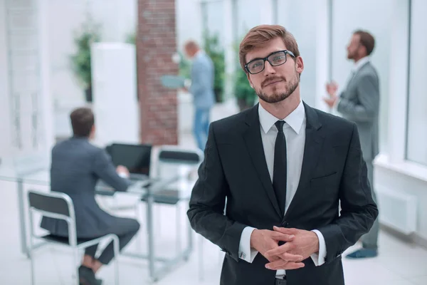 Retrato de un hombre de negocios muy feliz en un fondo de oficina — Foto de Stock