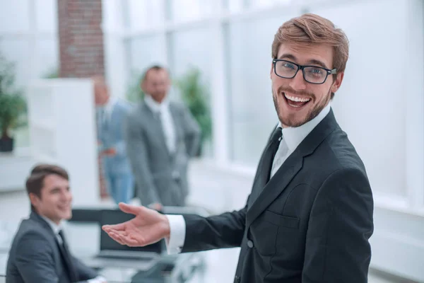 De près. souriant homme d'affaires amical debout dans le bureau — Photo