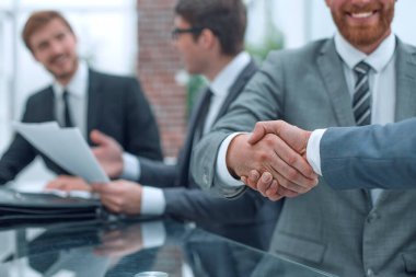İş toplantılarında iş adamları el sıkışıyor. .
