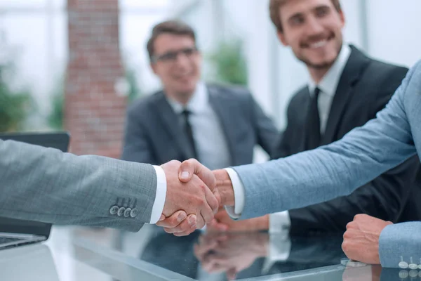 Business handslag på bakgrunden av applådera business team — Stockfoto