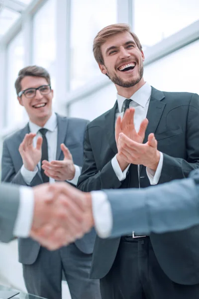 Vicino. business handshake di uomini d'affari — Foto Stock