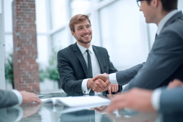 Affärspartners hälsar varandra på ett affärsmöte. — Stockfoto