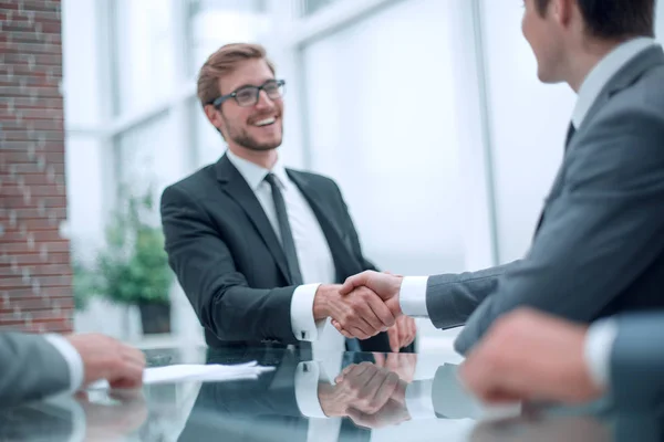 Los socios comerciales se saludan en una reunión de negocios . —  Fotos de Stock