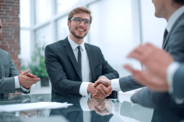 Homme d'affaires souriant serrant la main de son associé — Photo